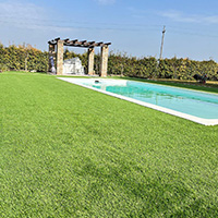 Bordo piscina in erba sintetica - Voghera