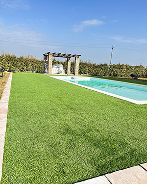 Bordo piscina in erba sintetica